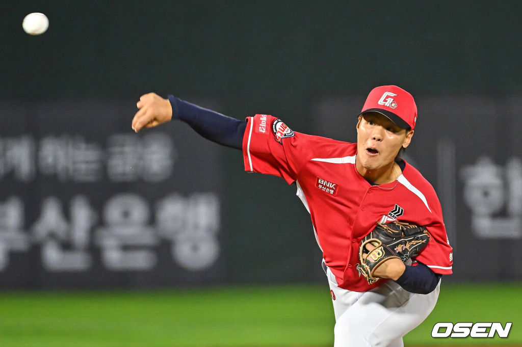 28일 부산 사직야구장에서 2026 신한 SOL KBO 리그 롯데 자이언츠와 LG 트윈스의 경기가 열렸다. 홈팀 롯데는 비슬리가, 방문팀 LG는 장현식이 선발 출전했다.롯데 자이언츠 이이무라가 역투하고 있다. 2026.06.28 / foto0307@osen.co.kr