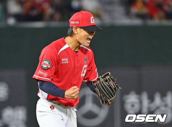 [OSEN=부산, 이석우 기자] 28일 부산 사직야구장에서 2026 신한 SOL KBO 리그 롯데 자이언츠와 LG 트윈스의 경기가 열렸다. 홈팀 롯데는 비슬리가, 방문팀 LG는 장현식이 선발 출전했다.롯데 자이언츠 이이무라가 7회초 2사 3루 LG 트윈스 신민재를 삼진으로 잡고 포효하고 있다. 2026.06.28 / foto0307@osen.co.kr