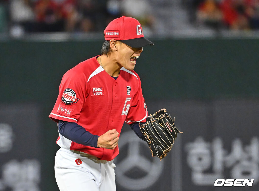 28일 부산 사직야구장에서 2026 신한 SOL KBO 리그 롯데 자이언츠와 LG 트윈스의 경기가 열렸다. 홈팀 롯데는 비슬리가, 방문팀 LG는 장현식이 선발 출전했다.롯데 자이언츠 이이무라가 7회초 2사 3루 LG 트윈스 신민재를 삼진으로 잡고 포효하고 있다. 2026.06.28 / foto0307@osen.co.kr