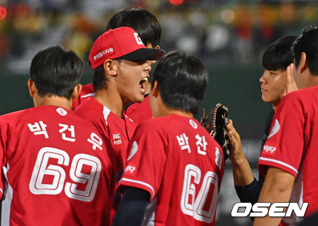 [OSEN=부산, 이석우 기자] 28일 부산 사직야구장에서 2026 신한 SOL KBO 리그 롯데 자이언츠와 LG 트윈스의 경기가 열렸다. 홈팀 롯데는 비슬리가, 방문팀 LG는 장현식이 선발 출전했다.롯데 자이언츠 이이무라가 7회초 2사 3루 LG 트윈스 신민재를 삼진으로 잡고 동료들과 하이파이브를 하고 있다. 2026.06.28 / foto0307@osen.co.kr