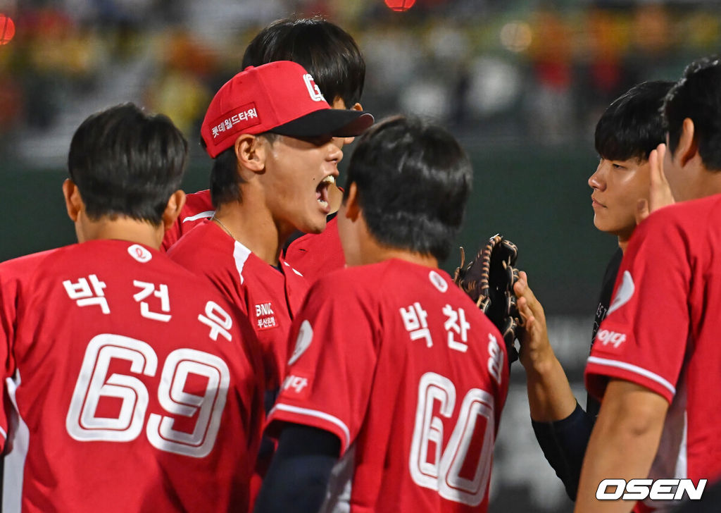 28일 부산 사직야구장에서 2026 신한 SOL KBO 리그 롯데 자이언츠와 LG 트윈스의 경기가 열렸다. 홈팀 롯데는 비슬리가, 방문팀 LG는 장현식이 선발 출전했다.롯데 자이언츠 이이무라가 7회초 2사 3루 LG 트윈스 신민재를 삼진으로 잡고 동료들과 하이파이브를 하고 있다. 2026.06.28 / foto0307@osen.co.kr