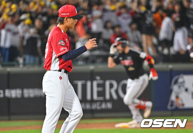 [OSEN=부산, 이석우 기자] 28일 부산 사직야구장에서 2026 신한 SOL KBO 리그 롯데 자이언츠와 LG 트윈스의 경기가 열렸다. 홈팀 롯데는 비슬리가, 방문팀 LG는 장현식이 선발 출전했다.롯데 자이언츠 이이무라가 8회초 1사 1루 LG 트윈스 오스틴에게 좌중월 2점 홈런을 맞고 아쉬워하고 있다. 2026.06.28 / foto0307@osen.co.kr