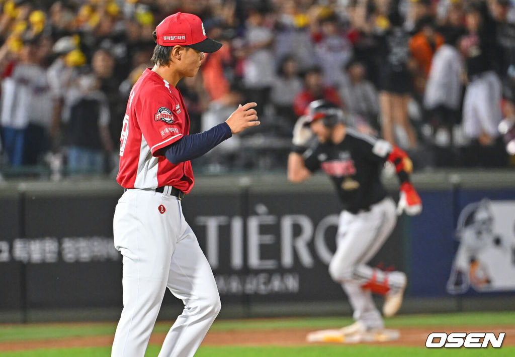 28일 부산 사직야구장에서 2026 신한 SOL KBO 리그 롯데 자이언츠와 LG 트윈스의 경기가 열렸다. 홈팀 롯데는 비슬리가, 방문팀 LG는 장현식이 선발 출전했다.롯데 자이언츠 이이무라가 8회초 1사 1루 LG 트윈스 오스틴에게 좌중월 2점 홈런을 맞고 아쉬워하고 있다. 2026.06.28 / foto0307@osen.co.kr