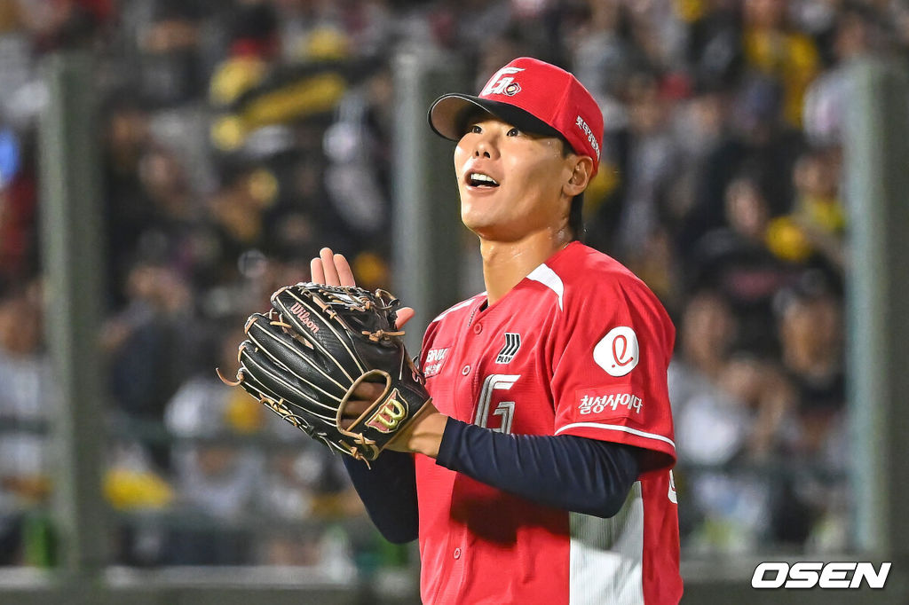 28일 부산 사직야구장에서 2026 신한 SOL KBO 리그 롯데 자이언츠와 LG 트윈스의 경기가 열렸다. 홈팀 롯데는 비슬리가, 방문팀 LG는 장현식이 선발 출전했다.롯데 자이언츠 이이무라가 8회초 2사 1,2루 LG 트윈스 홍창기를 2루수 땅볼로 잡고 기뻐하고 있다. 2026.06.28 / foto0307@osen.co.kr
