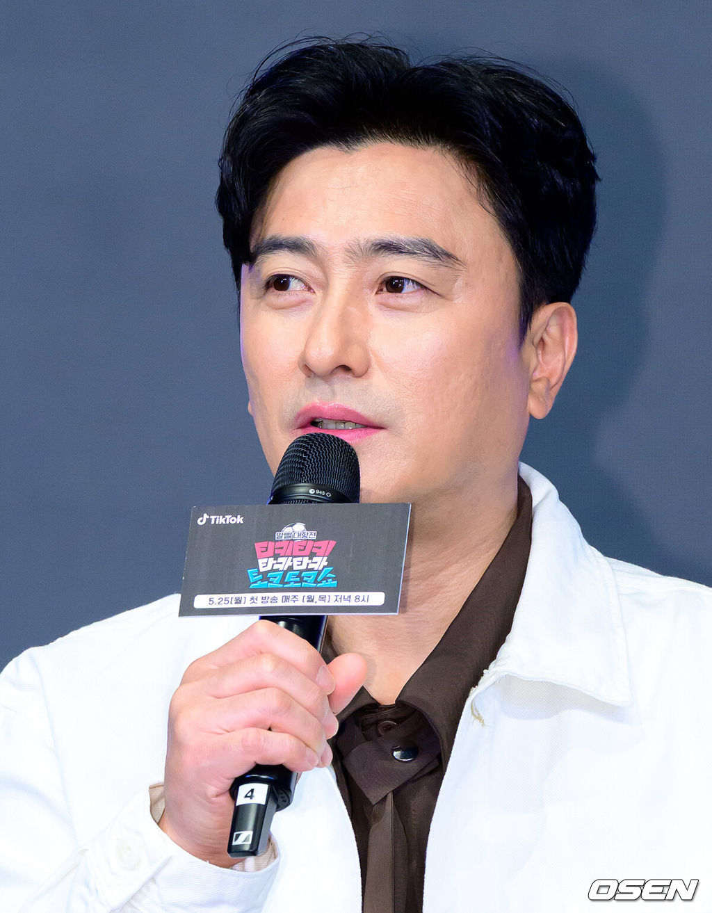 21일 서울 구로구 신도림동 더 링크 호텔 서울에서 틱톡 ‘티키티키 타카타카 토크토크쇼’ 제작발표회가 열렸다.틱톡(TikTok)이 처음 선보이는 오리지널 예능 ‘티키티키 타카타카 토크토크쇼’는 축구를 잘 아는 사람은 물론, 축구에 익숙하지 않은 사람도 함께 즐길 수 있는 배틀형 토크 예능이다. 안정환이 질문에 답을 하고 있다. 2026.05.21 / jpnews@osen.co.kr