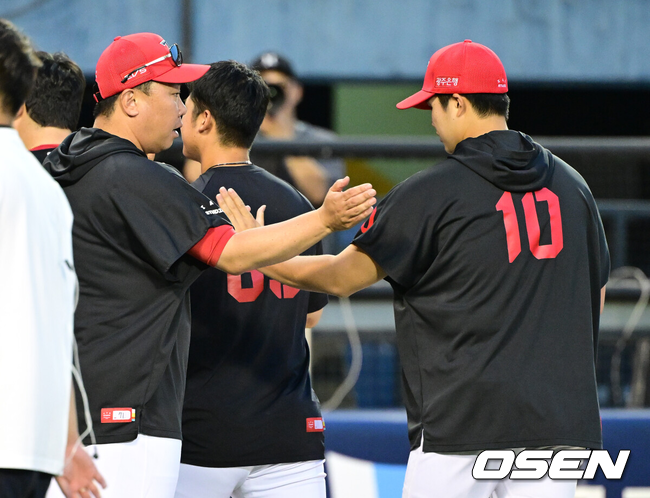 [OSEN=잠실, 최규한 기자] 28일 서울 잠실야구장에서 ‘2026 신한 SOL Bank KBO리그’ 두산 베어스와 KIA 타이거즈의 경기가 열렸다.이날 경기는 방문팀 KIA가 12-1 대승을 거두며 연패 탈출에 성공했다.경기를 마치고 승리한 KIA 이범호 감독과 승리투수 김태형이 인사를 나누고 있다. 2026.06.28 / dreamer@osen.co.kr