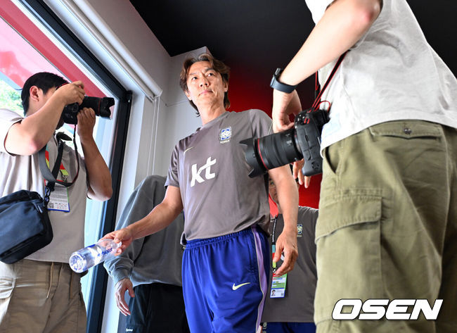 [OSEN=사포판(멕시코), 이대선 기자] 홍명보 감독이 이끄는 대한민국 축구국가대표팀이 26일(한국시각) 멕시코 과달라하라 인근 사포판의 치바스 베르데 바예에서 훈련을 진행했다.대한민국은 1승 2패(승점 3)로 조 3위에 머물렀다. 자력으로 32강에 오를 기회를 놓쳤고, 이제는 다른 조 경기 결과를 기다려야 하는 처지가 됐다.훈련에 앞서 대한민국 홍명보 감독이 인터뷰를 마치고 이동하고 있다. 2026.06.26 /sunday@osen.co.kr