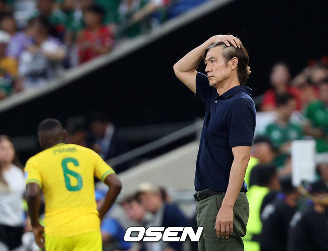 [OSEN=몬테레이(멕시코), 이대선 기자] 홍명보 감독이 이끄는 대한민국 축구대표팀은 25일(이하 한국시간) 오전 10시 멕시코 몬테레이 스타디움에서 개최된 2026 국제축구연맹(FIFA) 북중미 월드컵 조별리그 A조 최종전에서 남아프리카공화국에게 0-1 충격패를 당했다.&nbsp;1승2패가 된 한국은 A조 3위로 밀리며 32강 자력진출에 실패했다. 한국은 나머지 조들의 상황을 따져보고 32강에 진출할 가능성은 남아있다.후반 대한민국 홍명보 감독이 패배에 아쉬워하고 있다. 2026.06.25 /sunday@osen.co.kr