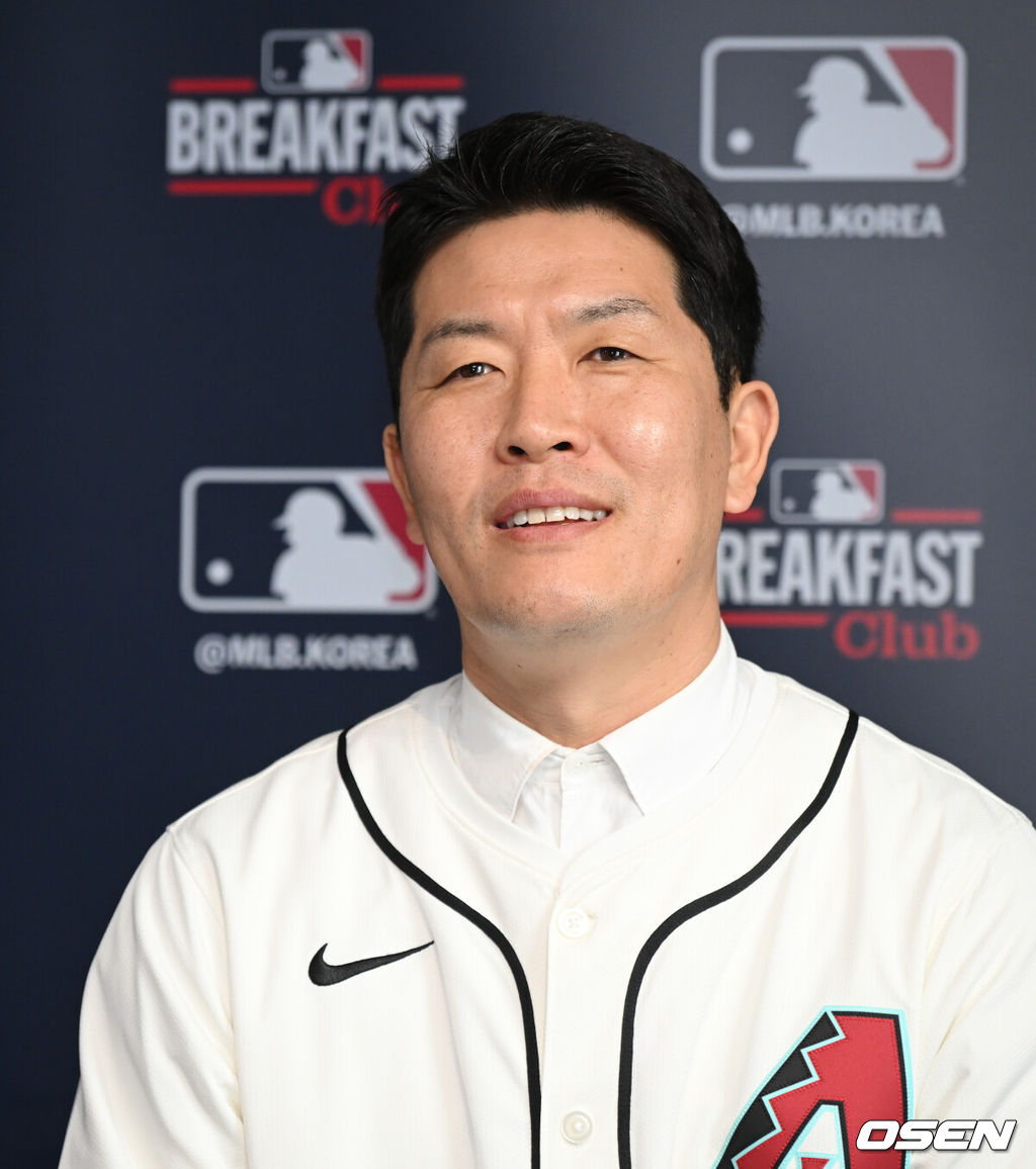 ‘MLB 브렉퍼스트 클럽’ 미디어데이가 1일 서울 중구 목정에서 열렸다.MLB는 6월 1일 한국 지역 대상 캠페인 ‘MLB 브렉퍼스트 클럽(MLB Breakfast Club)’을 공식 출범한다. 이른 새벽과 아침 시간에 펼쳐지는 메이저리그 경기를 즐기는 국내 팬들을 위한 맞춤형 프로젝트다.전 야구선수 김병현이 소개를 하고 있다. 2026.06.01 /cej@osen.co.kr