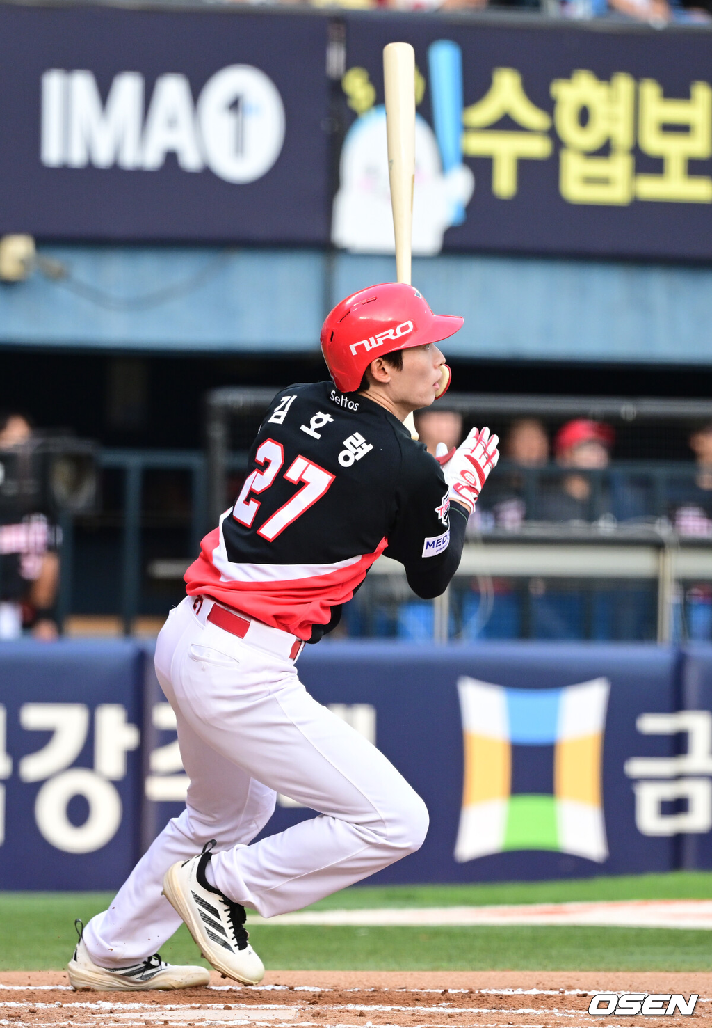28일 서울 잠실야구장에서 ‘2026 신한 SOL Bank KBO리그’ 두산 베어스와 KIA 타이거즈의 경기가 열렸다.홈팀 두산은 최승용, 방문팀 KIA는 김태형을 선발로 내세웠다.6회초 1사 만루 상황 KIA 김호령이 싹쓸이 3타점 2루타를 날리고 있다. 2026.06.28 / dreamer@osen.co.kr