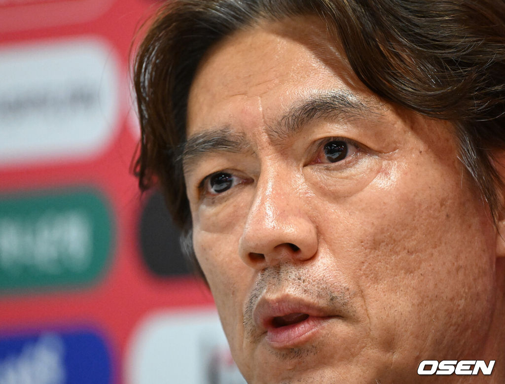 홍명보 감독이 이끄는 대한민국 축구국가대표팀이 26일(한국시각) 멕시코 과달라하라 인근 사포판의 치바스 베르데 바예에서 훈련을 진행했다.대한민국은 1승 2패(승점 3)로 조 3위에 머물렀다. 자력으로 32강에 오를 기회를 놓쳤고, 이제는 다른 조 경기 결과를 기다려야 하는 처지가 됐다.훈련에 앞서 대한민국 홍명보 감독이 인터뷰를 하고 있다. 2026.06.26 /sunday@osen.co.kr