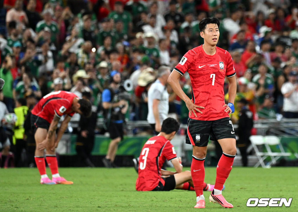 홍명보 감독이 이끄는 대한민국 축구대표팀은 25일(이하 한국시간) 오전 10시 멕시코 몬테레이 스타디움에서 개최된 2026 국제축구연맹(FIFA) 북중미 월드컵 조별리그 A조 최종전에서 남아프리카공화국에게 0-1 충격패를 당했다. 1승2패가 된 한국은 A조 3위로 밀리며 32강 자력진출에 실패했다. 한국은 나머지 조들의 상황을 따져보고 32강에 진출할 가능성은 남아있다.경기 종료 후 대한민국 선수단이 패배에 아쉬워하고 있다. 2026.06.25 /sunday@osen.co.kr