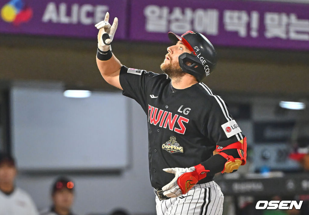 28일 부산 사직야구장에서 2026 신한 SOL KBO 리그 롯데 자이언츠와 LG 트윈스의 경기가 열렸다. 홈팀 롯데는 비슬리가, 방문팀 LG는 장현식이 선발 출전했다.LG 트윈스 오스틴이 8회초 1사 1루 좌중월 2점 홈런을 치고 세리머니를 하고 있다. 2026.06.28 / foto0307@osen.co.kr
