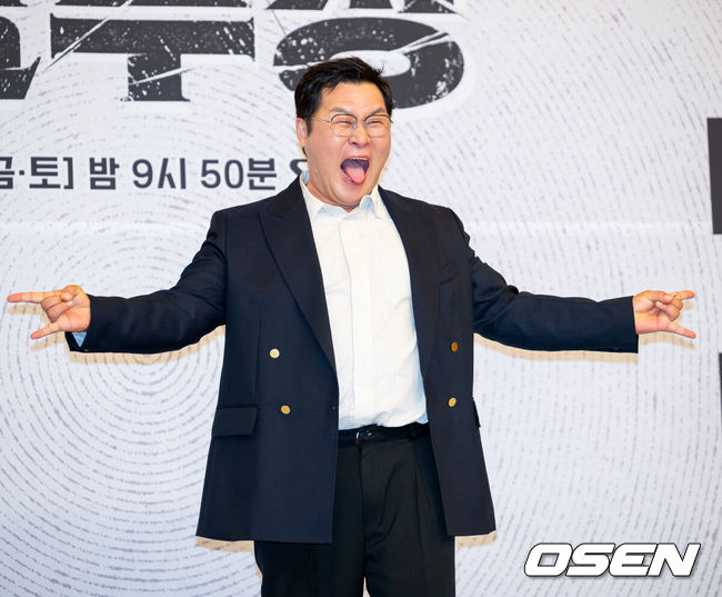 [OSEN=민경훈 기자] 25일 오후 서울 양천구 목동 SBS 방송센터 SBS홀에서 SBS 새 금토드라마 '김부장' 제작발표회가 열렸다.오는 26일 첫 방송 되는 ‘김부장’은 세상 가장 평범한 아빠가 하나뿐인 딸을 되찾기 위해 세상에서 가장 위험한 남자가 돼 싸우는 복수 액션극이다. 소지섭, 최대훈, 윤경호, 손나은, 김성규 등 화려한 출연진으로 관심을 모으고 있다.배우 윤경호가 포즈를 취하고 있다. 2026.06.25 / rumi@osen.co.kr