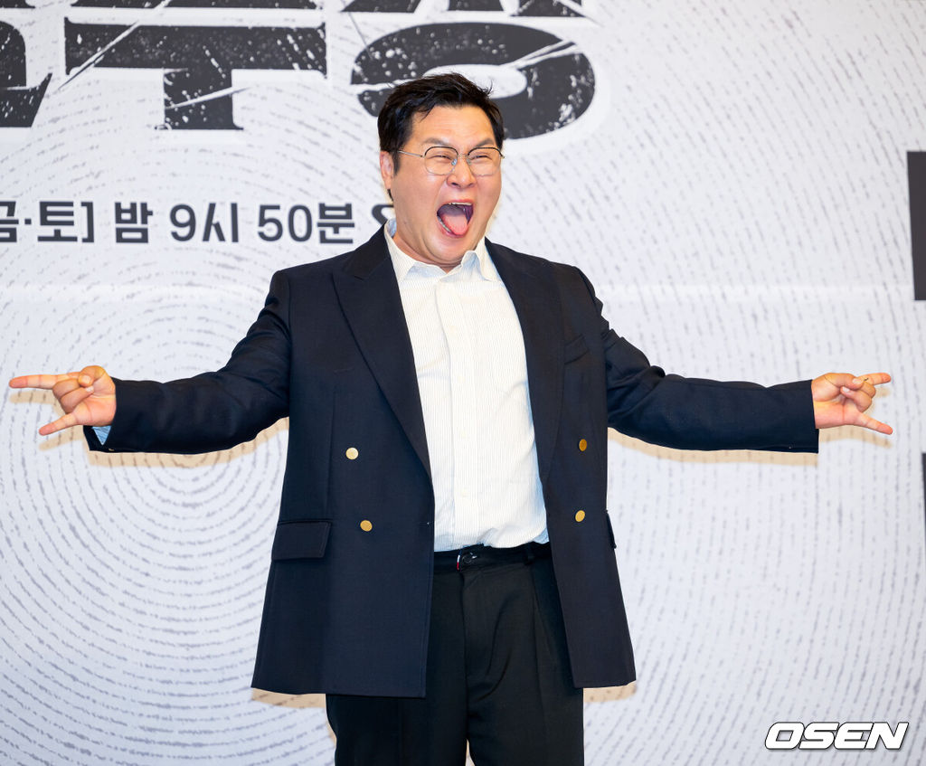 25일 오후 서울 양천구 목동 SBS 방송센터 SBS홀에서 SBS 새 금토드라마 '김부장' 제작발표회가 열렸다.오는 26일 첫 방송 되는 ‘김부장’은 세상 가장 평범한 아빠가 하나뿐인 딸을 되찾기 위해 세상에서 가장 위험한 남자가 돼 싸우는 복수 액션극이다. 소지섭, 최대훈, 윤경호, 손나은, 김성규 등 화려한 출연진으로 관심을 모으고 있다.배우 윤경호가 포즈를 취하고 있다. 2026.06.25 / rumi@osen.co.kr