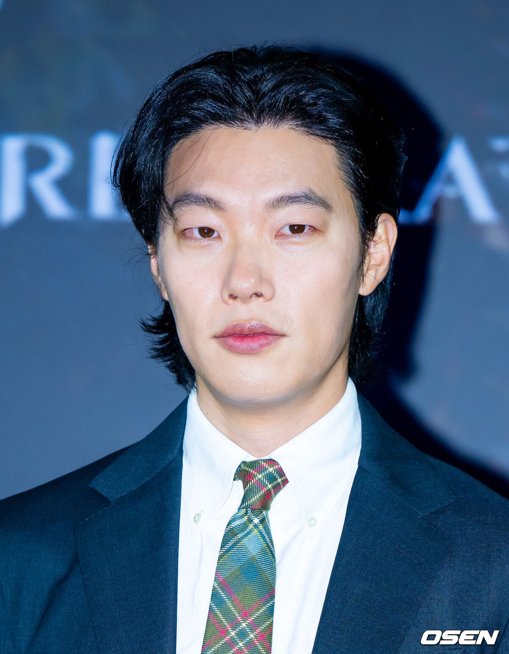 18일 오전 서울 마포구 호텔 나루 서울 엠갤러리 나루 볼룸에서 넷플릭스 영화 '계시록' 제작보고회가 열렸다.'계시록'은 실종 사건의 범인을 단죄하는 것이 신의 계시라 믿는 목사와, 죽은 동생의 환영에 시달리는 실종 사건 담당 형사가 각자의 믿음을 쫓으며 벌어지는 이야기를 그렸다.배우 류준열이 포즈를 취하고 있다. 2025.03.18 /rumi@osen.co.kr