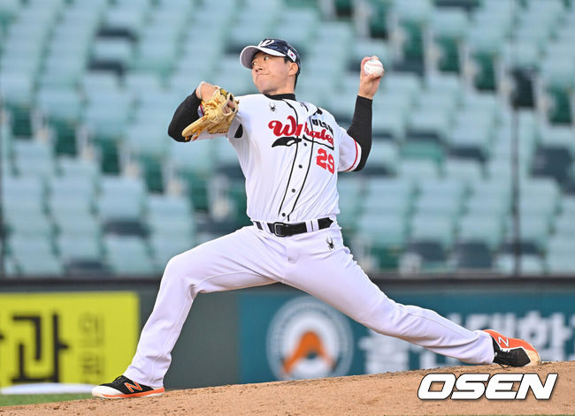 [OSEN=울산, 이석우 기자] 27일 울산 문수야구장에서 2026 메디힐 KBO 퓨처스리그 울산 웨일즈와 롯데 자이언츠의 경기가 열렸다. 울산은 나가가 선발로, 롯데는 박세진이 선발출전했다.울산 웨일즈 고효준이 역투하고 있다. 2026.06.27 / foto0307@osen.co.kr