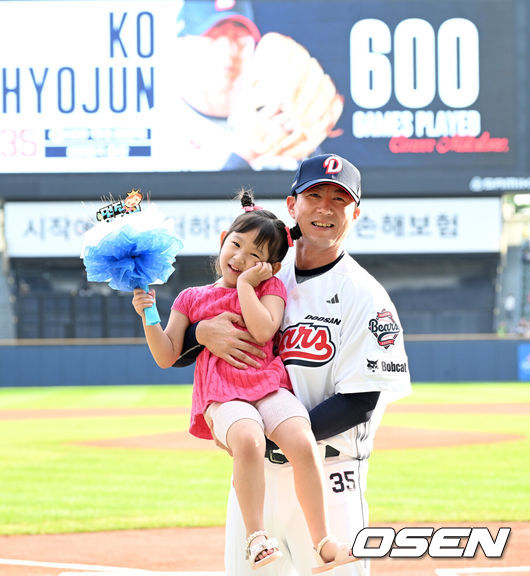 [OSEN=잠실, 이대선 기자] 27일 오후 서울 잠실야구장에서 2025 신한 SOL Bank KBO리그 두산 베어스와 SSG 랜더스의 경기가 열렸다.두산은 최승용, SSG은 김광현을 선발 투수로 내세웠다.경기에 앞서 두산 고효준의 KBO 역대 29번째 600경기 출장 시상식이 열렸다.두산 고효준이 딸과 기념촬영을 하고 있다.  2025.09.27 /sunday@osen.co.kr