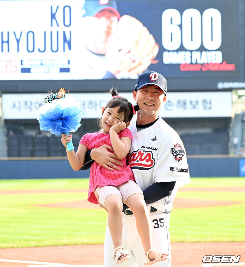 27일 오후 서울 잠실야구장에서 2025 신한 SOL Bank KBO리그 두산 베어스와 SSG 랜더스의 경기가 열렸다.두산은 최승용, SSG은 김광현을 선발 투수로 내세웠다.경기에 앞서 두산 고효준의 KBO 역대 29번째 600경기 출장 시상식이 열렸다.두산 고효준이 딸과 기념촬영을 하고 있다.  2025.09.27 /sunday@osen.co.kr