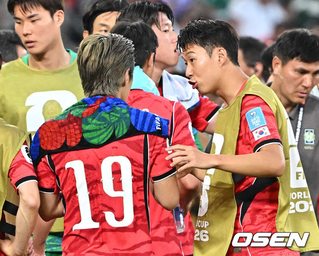 [OSEN=몬테레이(멕시코), 이대선 기자] 홍명보 감독이 이끄는 대한민국 축구대표팀은 25일(이하 한국시간) 오전 10시 멕시코 몬테레이 스타디움에서 개최된 2026 국제축구연맹(FIFA) 북중미 월드컵 조별리그 A조 최종전에서 남아프리카공화국에게 0-1 충격패를 당했다.&nbsp;1승2패가 된 한국은 A조 3위로 밀리며 32강 자력진출에 실패했다. 한국은 나머지 조들의 상황을 따져보고 32강에 진출할 가능성은 남아있다.전반 하이드레이션 브레이크 때 대한민국 손흥민이 이강인에게 조언을 하고 있다. 2026.06.25 /sunday@osen.co.kr