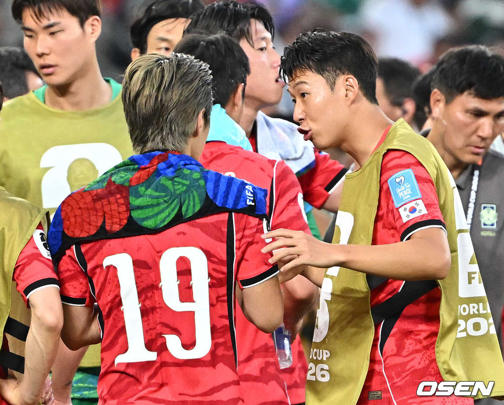 홍명보 감독이 이끄는 대한민국 축구대표팀은 25일(이하 한국시간) 오전 10시 멕시코 몬테레이 스타디움에서 개최된 2026 국제축구연맹(FIFA) 북중미 월드컵 조별리그 A조 최종전에서 남아프리카공화국에게 0-1 충격패를 당했다. 1승2패가 된 한국은 A조 3위로 밀리며 32강 자력진출에 실패했다. 한국은 나머지 조들의 상황을 따져보고 32강에 진출할 가능성은 남아있다.전반 하이드레이션 브레이크 때 대한민국 손흥민이 이강인에게 조언을 하고 있다. 2026.06.25 /sunday@osen.co.kr