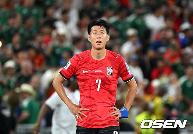 [OSEN=몬테레이(멕시코), 이대선 기자] 홍명보 감독이 이끄는 대한민국 축구대표팀은 25일(이하 한국시간) 오전 10시 멕시코 몬테레이 스타디움에서 개최된 2026 국제축구연맹(FIFA) 북중미 월드컵 조별리그 A조 최종전에서 남아프리카공화국에게 0-1 충격패를 당했다.&nbsp;1승2패가 된 한국은 A조 3위로 밀리며 32강 자력진출에 실패했다. 한국은 나머지 조들의 상황을 따져보고 32강에 진출할 가능성은 남아있다.경기 종료 후 대한민국 손흥민이 패배에 아쉬워하고 있다. 2026.06.25 /sunday@osen.co.kr