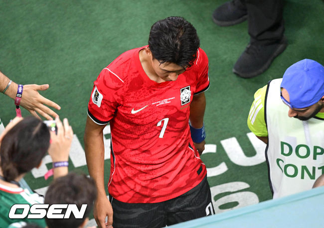 [OSEN=몬테레이(멕시코), 이대선 기자] 홍명보 감독이 이끄는 대한민국 축구대표팀은 25일(이하 한국시간) 오전 10시 멕시코 몬테레이 스타디움에서 개최된 2026 국제축구연맹(FIFA) 북중미 월드컵 조별리그 A조 최종전에서 남아프리카공화국에게 0-1 충격패를 당했다.&nbsp;1승2패가 된 한국은 A조 3위로 밀리며 32강 자력진출에 실패했다. 한국은 나머지 조들의 상황을 따져보고 32강에 진출할 가능성은 남아있다.경기 종료 후 대한민국 손흥민이 그라운드를 나가고 있다. 2026.06.25 /sunday@osen.co.kr