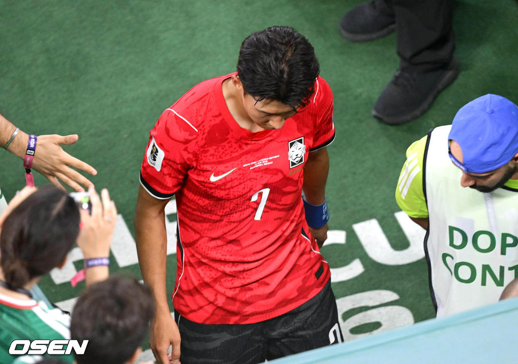 홍명보 감독이 이끄는 대한민국 축구대표팀은 25일(이하 한국시간) 오전 10시 멕시코 몬테레이 스타디움에서 개최된 2026 국제축구연맹(FIFA) 북중미 월드컵 조별리그 A조 최종전에서 남아프리카공화국에게 0-1 충격패를 당했다. 1승2패가 된 한국은 A조 3위로 밀리며 32강 자력진출에 실패했다. 한국은 나머지 조들의 상황을 따져보고 32강에 진출할 가능성은 남아있다.경기 종료 후 대한민국 손흥민이 그라운드를 나가고 있다. 2026.06.25 /sunday@osen.co.kr