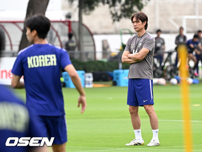 [OSEN=사포판(멕시코), 이대선 기자] 2026 북중미 월드컵에 참가하는 한국 축구국가대표팀이 9일(한국시각) 멕시코 과달라하라 인근 사포판의 치바스 베르데 바예에서 훈련을 진행했다.한국은 과달라하라에서 체코와 멕시코를 차례로 상대한 뒤 조별리그 마지막 경기를 치른다.홍명보 감독이 훈련을 하는 선수들을 바라보고 있다. 2026.06.09 /sunday@osen.co.kr