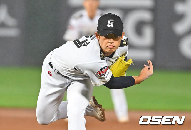 [OSEN=부산, 이석우 기자] 24일 부산 사직야구장에서 2026 신한 SOL KBO 리그 롯데 자이언츠와 NC 다이노스의 경기가 열렸다. 홈팀 롯데는 로드리게스가, 방문팀 NC는 테일러가 선발 출전했다.롯데 자이언츠 현도훈이 역투하고 있다. 2026.06.24 / foto0307@osen.co.kr