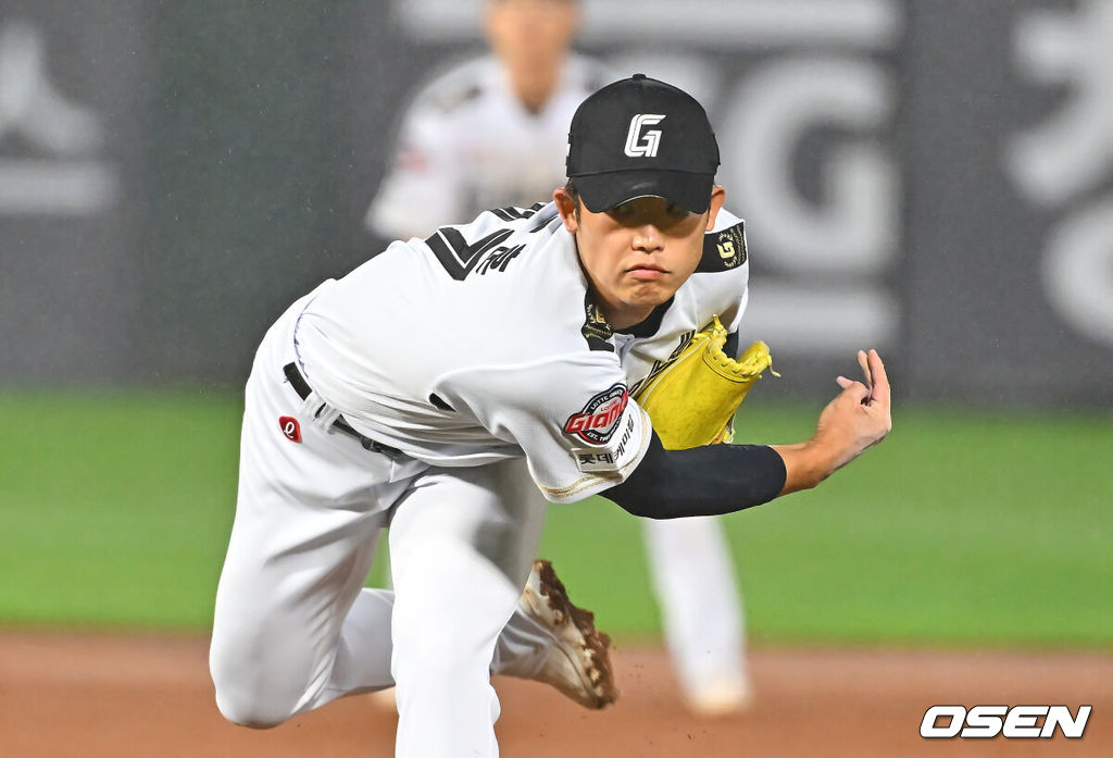 24일 부산 사직야구장에서 2026 신한 SOL KBO 리그 롯데 자이언츠와 NC 다이노스의 경기가 열렸다. 홈팀 롯데는 로드리게스가, 방문팀 NC는 테일러가 선발 출전했다.롯데 자이언츠 현도훈이 역투하고 있다. 2026.06.24 / foto0307@osen.co.kr