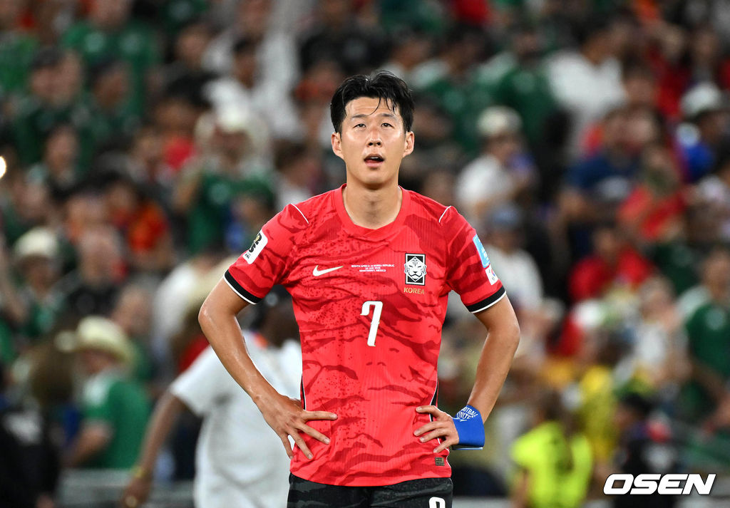 홍명보 감독이 이끄는 대한민국 축구대표팀은 25일(이하 한국시간) 오전 10시 멕시코 몬테레이 스타디움에서 개최된 2026 국제축구연맹(FIFA) 북중미 월드컵 조별리그 A조 최종전에서 남아프리카공화국에게 0-1 충격패를 당했다. 1승2패가 된 한국은 A조 3위로 밀리며 32강 자력진출에 실패했다. 한국은 나머지 조들의 상황을 따져보고 32강에 진출할 가능성은 남아있다.경기 종료 후 대한민국 손흥민이 패배에 아쉬워하고 있다. 2026.06.25 /sunday@osen.co.kr