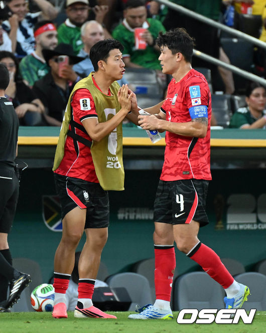 [OSEN=몬테레이(멕시코), 이대선 기자] 홍명보 감독이 이끄는 대한민국 축구대표팀은 25일(이하 한국시간) 오전 10시 멕시코 몬테레이 스타디움에서 개최된 2026 국제축구연맹(FIFA) 북중미 월드컵 조별리그 A조 최종전에서 남아프리카공화국에게 0-1 충격패를 당했다.&nbsp;1승2패가 된 한국은 A조 3위로 밀리며 32강 자력진출에 실패했다. 한국은 나머지 조들의 상황을 따져보고 32강에 진출할 가능성은 남아있다.전반 하이드레이션 브레이크 때 대한민국 손흥민이 김민재를 격려하고 있다. 2026.06.25 /sunday@osen.co.kr