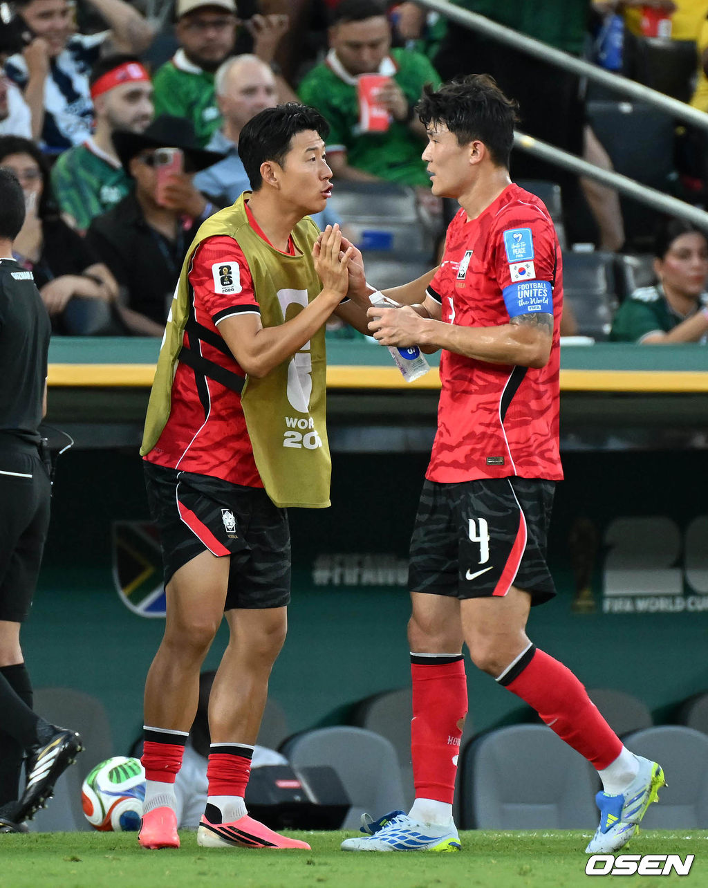 홍명보 감독이 이끄는 대한민국 축구대표팀은 25일(이하 한국시간) 오전 10시 멕시코 몬테레이 스타디움에서 개최된 2026 국제축구연맹(FIFA) 북중미 월드컵 조별리그 A조 최종전에서 남아프리카공화국에게 0-1 충격패를 당했다. 1승2패가 된 한국은 A조 3위로 밀리며 32강 자력진출에 실패했다. 한국은 나머지 조들의 상황을 따져보고 32강에 진출할 가능성은 남아있다.전반 하이드레이션 브레이크 때 대한민국 손흥민이 김민재를 격려하고 있다. 2026.06.25 /sunday@osen.co.kr