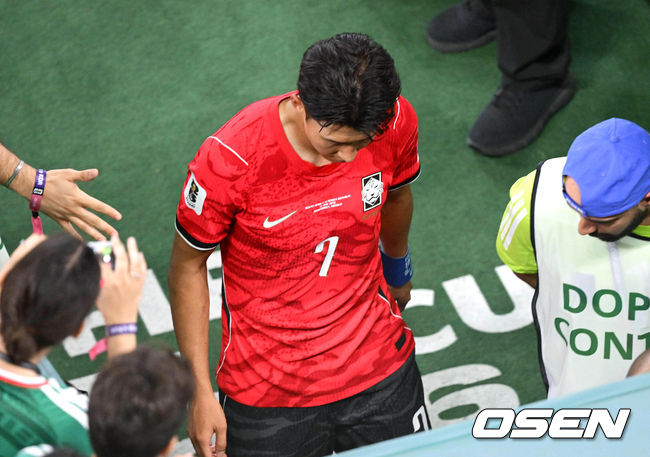 [OSEN=몬테레이(멕시코), 이대선 기자] 홍명보 감독이 이끄는 대한민국 축구대표팀은 25일(이하 한국시간) 오전 10시 멕시코 몬테레이 스타디움에서 개최된 2026 국제축구연맹(FIFA) 북중미 월드컵 조별리그 A조 최종전에서 남아프리카공화국에게 0-1 충격패를 당했다.&nbsp;1승2패가 된 한국은 A조 3위로 밀리며 32강 자력진출에 실패했다. 한국은 나머지 조들의 상황을 따져보고 32강에 진출할 가능성은 남아있다.경기 종료 후 대한민국 손흥민이 그라운드를 나가고 있다. 2026.06.25 /sunday@osen.co.kr
