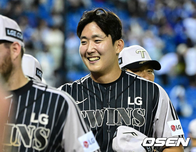 [OSEN=잠실, 최규한 기자] 23일 서울 잠실야구장에서 ‘2026 신한 SOL Bank KBO리그’ LG 트윈스와 삼성 라이온즈의 경기가 열렸다. 이날 경기는 홈팀 LG가 4-3으로 승리하며 4연승을 달렸다. 경기를 마치고 세이브를 거둔 LG 손주영이 코칭스태프와 인사를 나누며 미소짓고 있다. 2026.06.23 / dreamer@osen.co.kr