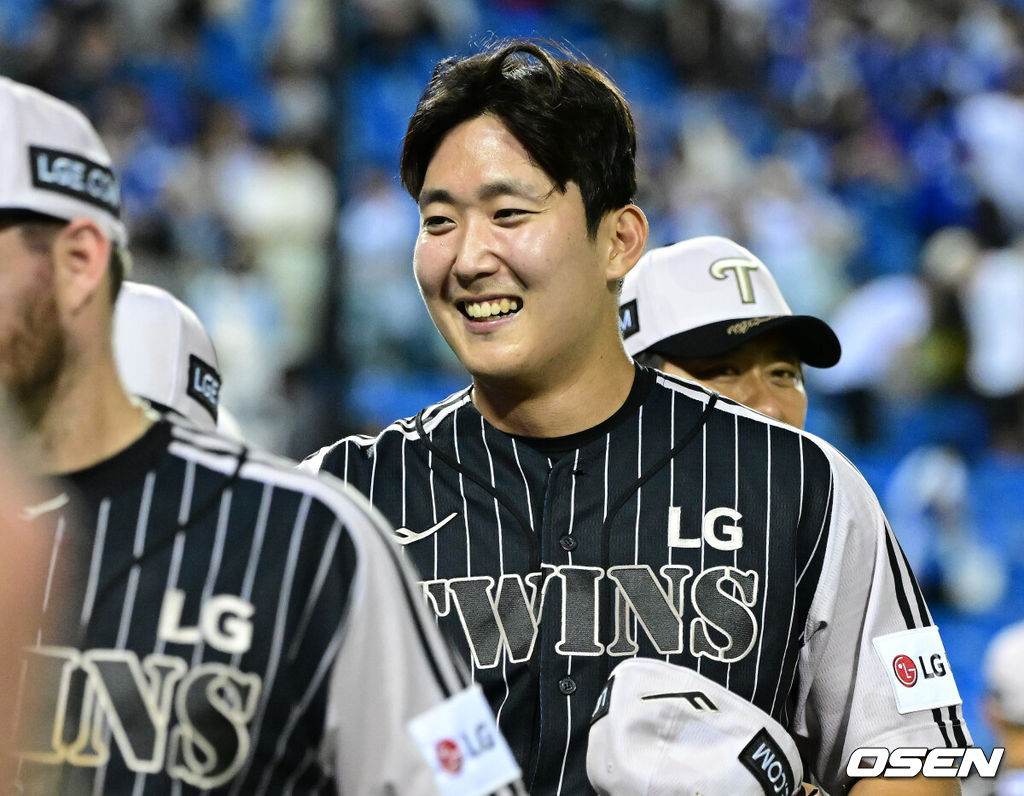 23일 서울 잠실야구장에서 ‘2026 신한 SOL Bank KBO리그’ LG 트윈스와 삼성 라이온즈의 경기가 열렸다. 이날 경기는 홈팀 LG가 4-3으로 승리하며 4연승을 달렸다. 경기를 마치고 세이브를 거둔 LG 손주영이 코칭스태프와 인사를 나누며 미소짓고 있다. 2026.06.23 / dreamer@osen.co.kr