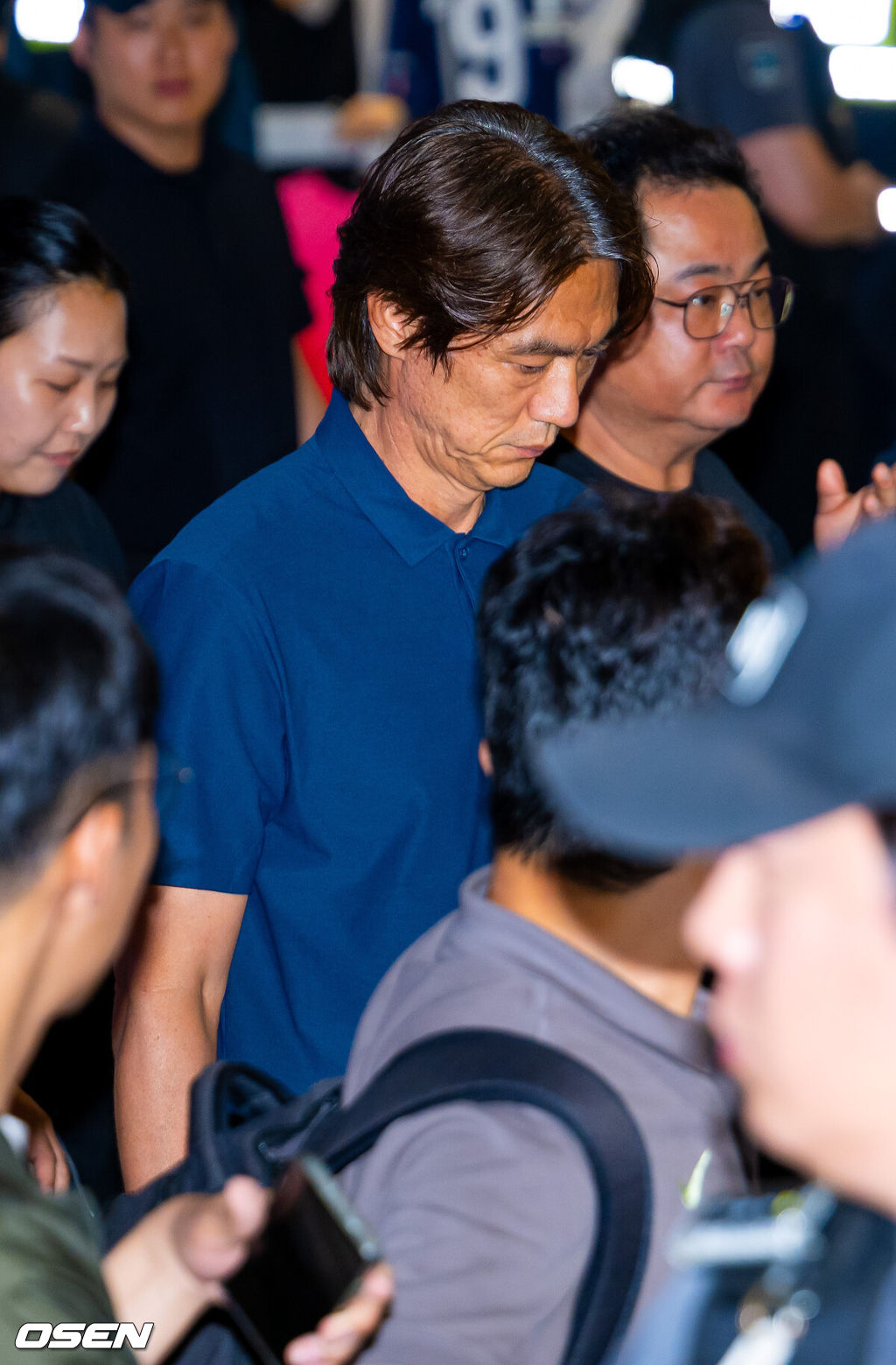 32강 진출에 실패한 대한민국 축구대표팀 중 홍명보 감독을 비롯해 김민재, 황희찬, 설영우, 이강인 등 선수 8명이 30일 새벽  인천국제공항을 통해 귀국했다. 손흥민 등 나머지 선수들은 쪼개져서 각자 귀국한다. 대표팀 귀국 본진은 30일 새벽 인천공항에 도착할 예정이다. 홍명보 감독이 입국하고 있다. 2026.06.30 / rumi@osen.co.kr