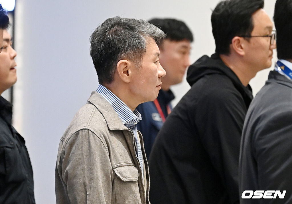 32강 진출에 실패한 대한민국 축구대표팀 중 홍명보 감독을 비롯해 김민재, 황희찬, 설영우, 이강인 등 선수 8명이 30일 새벽  인천국제공항을 통해 귀국했다. 손흥민 등 나머지 선수들은 쪼개져서 각자 귀국한다. 대표팀 귀국 본진은 30일 새벽 인천공항에 도착한다.정몽규 회장이 입국하고 있다. 2026.06.30 / rumi@osen.co.kr