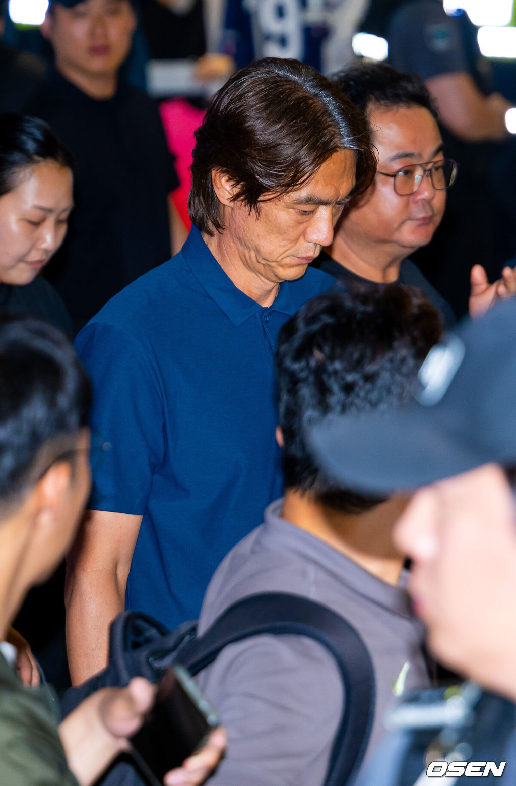 32강 진출에 실패한 대한민국 축구대표팀 중 홍명보 감독을 비롯해 김민재, 황희찬, 설영우, 이강인 등 선수 8명이 30일 새벽  인천국제공항을 통해 귀국했다. 손흥민 등 나머지 선수들은 쪼개져서 각자 귀국한다. 대표팀 귀국 본진은 30일 새벽 인천공항에 도착할 예정이다. 홍명보 감독이 입국하고 있다. 2026.06.30 / rumi@osen.co.kr