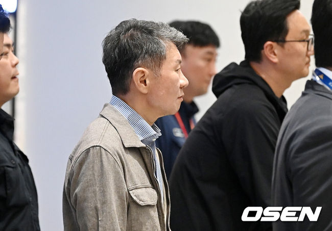 [OSEN=인천공항, 민경훈 기자] 32강 진출에 실패한 대한민국 축구대표팀 중 홍명보 감독을 비롯해 김민재, 황희찬, 설영우, 이강인 등 선수 8명이 30일 새벽  인천국제공항을 통해 귀국했다. 손흥민 등 나머지 선수들은 쪼개져서 각자 귀국한다. 대표팀 귀국 본진은 30일 새벽 인천공항에 도착한다.정몽규 회장이 입국하고 있다. 2026.06.30 / rumi@osen.co.kr