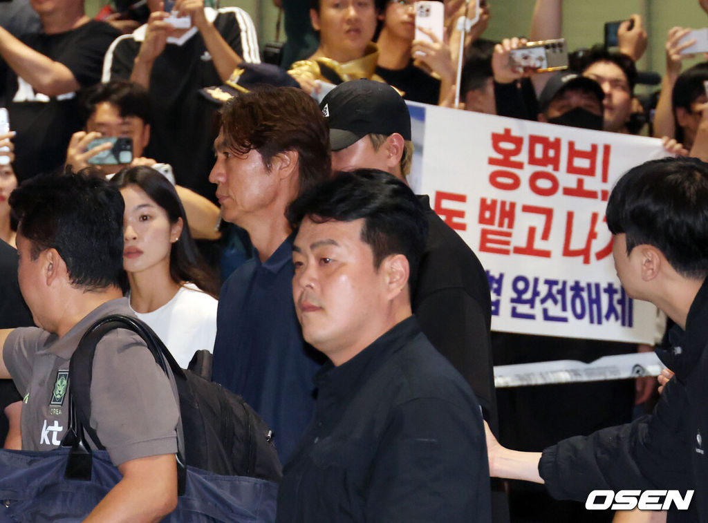 32강 진출에 실패한 대한민국 축구대표팀 중 홍명보 감독을 비롯해 김민재, 황희찬, 설영우, 이강인 등 선수 8명이 30일 새벽  인천국제공항을 통해 귀국했다. 손흥민 등 나머지 선수들은 쪼개져서 각자 귀국한다. 대표팀 귀국 본진은 30일 새벽 인천공항에 도착한다.홍명보 감독과 대표팀 선수들이 입국하고 있다. 2026.06.30 / rumi@osen.co.kr