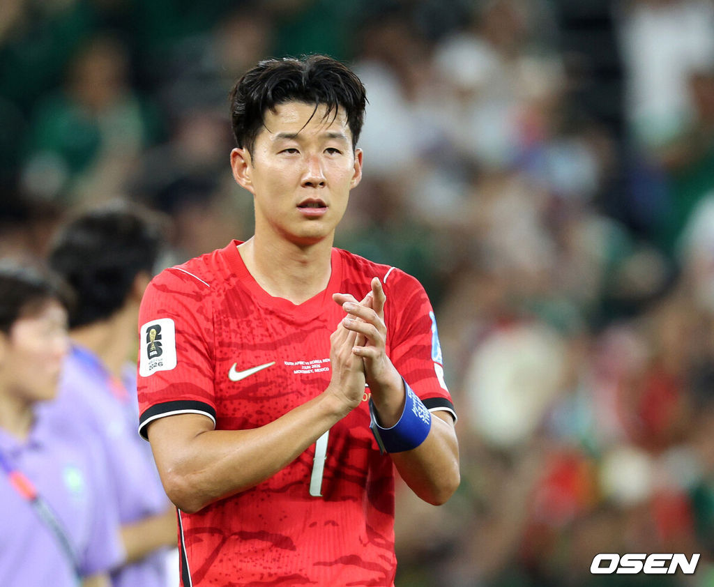 홍명보 감독이 이끄는 대한민국 축구대표팀은 25일(이하 한국시간) 오전 10시 멕시코 몬테레이 스타디움에서 개최된 2026 국제축구연맹(FIFA) 북중미 월드컵 조별리그 A조 최종전에서 남아프리카공화국에게 0-1 충격패를 당했다. 1승2패가 된 한국은 A조 3위로 밀리며 32강 자력진출에 실패했다. 한국은 나머지 조들의 상황을 따져보고 32강에 진출할 가능성은 남아있다.경기 종료 후 대한민국 손흥민이 관중석을 향해 인사를 하고 있다. 2026.06.25 /sunday@osen.co.kr