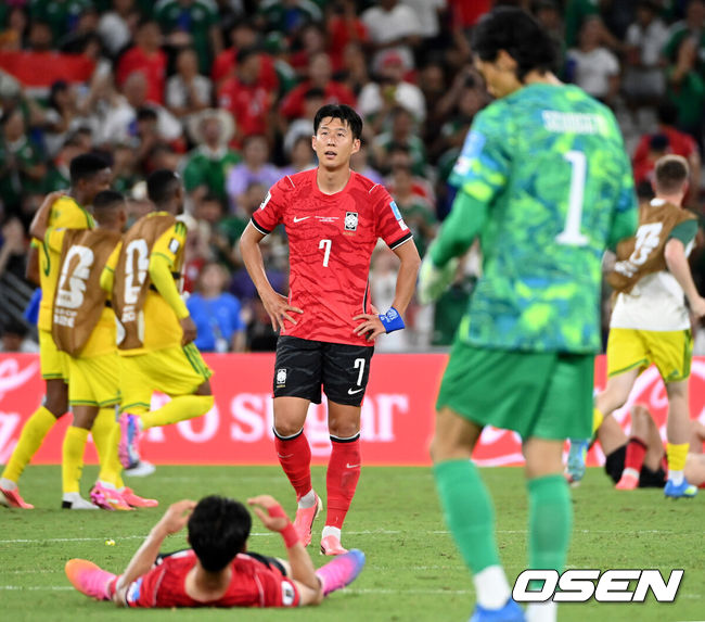 [OSEN=몬테레이(멕시코), 이대선 기자] 홍명보 감독이 이끄는 대한민국 축구대표팀은 25일(이하 한국시간) 오전 10시 멕시코 몬테레이 스타디움에서 개최된 2026 국제축구연맹(FIFA) 북중미 월드컵 조별리그 A조 최종전에서 남아프리카공화국에게 0-1 충격패를 당했다.&nbsp;1승2패가 된 한국은 A조 3위로 밀리며 32강 자력진출에 실패했다. 한국은 나머지 조들의 상황을 따져보고 32강에 진출할 가능성은 남아있다.경기 종료 후 대한민국 손흥민이 패배에 아쉬워하고 있다. 2026.06.25 /sunday@osen.co.kr