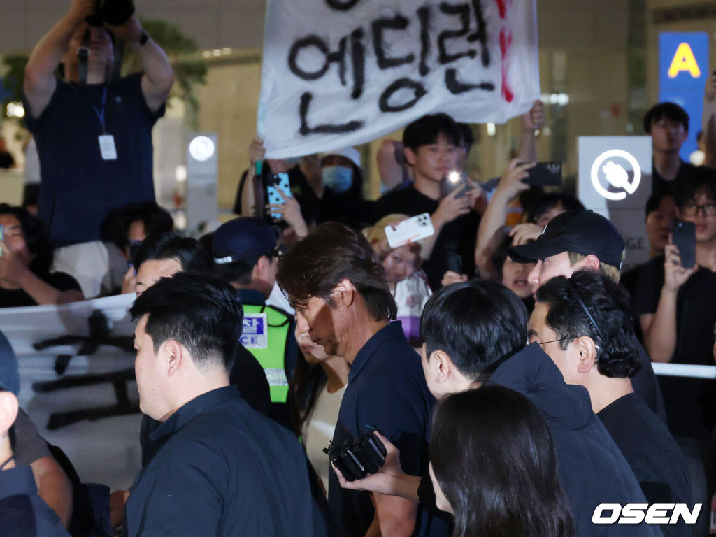 32강 진출에 실패한 대한민국 축구대표팀 중 홍명보 감독을 비롯해 김민재, 황희찬, 설영우, 이강인 등 선수 8명이 30일 새벽  인천국제공항을 통해 귀국했다. 손흥민 등 나머지 선수들은 쪼개져서 각자 귀국한다. 대표팀 귀국 본진은 30일 새벽 인천공항에 도착한다.홍명보 감독과 대표팀 선수들이 입국하고 있다. 2026.06.30 / rumi@osen.co.kr