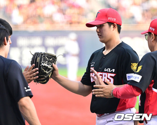 [OSEN=잠실, 최규한 기자] 28일 서울 잠실야구장에서 ‘2026 신한 SOL Bank KBO리그’ 두산 베어스와 KIA 타이거즈의 경기가 열렸다.홈팀 두산은 최승용, 방문팀 KIA는 김태형을 선발로 내세웠다.7회말 두산 공격을 막아낸 KIA 투수 김태형이 더그아웃으로 향하며 동료들과 인사를 나누고 있다. 2026.06.28 / dreamer@osen.co.kr