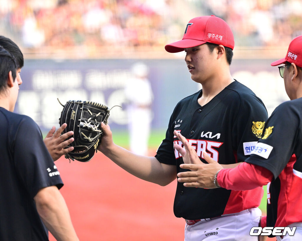 28일 서울 잠실야구장에서 ‘2026 신한 SOL Bank KBO리그’ 두산 베어스와 KIA 타이거즈의 경기가 열렸다.홈팀 두산은 최승용, 방문팀 KIA는 김태형을 선발로 내세웠다.7회말 두산 공격을 막아낸 KIA 투수 김태형이 더그아웃으로 향하며 동료들과 인사를 나누고 있다. 2026.06.28 / dreamer@osen.co.kr