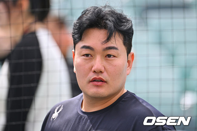 [OSEN=울산, 이석우 기자] 27일 울산 문수야구장에서 2026 메디힐 KBO 퓨처스리그 울산 웨일즈와 롯데 자이언츠의 경기가 열린다. 울산 웨일즈 최지만이 첫 출전을 앞두고 있다.울산 웨일즈 최지만이 팬들과 얘기하고 있다. 2026.06.27 / foto0307@osen.co.kr