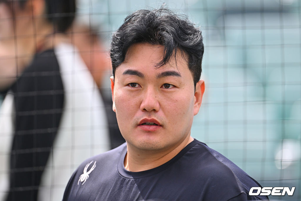 27일 울산 문수야구장에서 2026 메디힐 KBO 퓨처스리그 울산 웨일즈와 롯데 자이언츠의 경기가 열린다. 울산 웨일즈 최지만이 첫 출전을 앞두고 있다.울산 웨일즈 최지만이 팬들과 얘기하고 있다. 2026.06.27 / foto0307@osen.co.kr