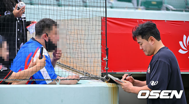 [OSEN=울산, 이석우 기자] 27일 울산 문수야구장에서 2026 메디힐 KBO 퓨처스리그 울산 웨일즈와 롯데 자이언츠의 경기가 열린다. 울산 웨일즈 최지만이 첫 출전을 앞두고 있다.울산 웨일즈 최지만이 팬들에게 사인을 해주고 있다. 2026.06.27 / foto0307@osen.co.kr